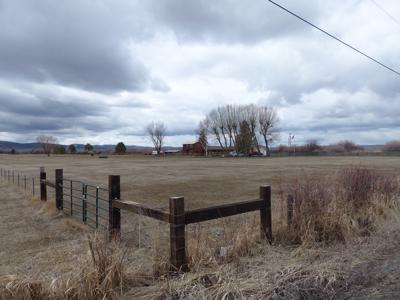 Perfect Country Setting On Silvies River - image 8