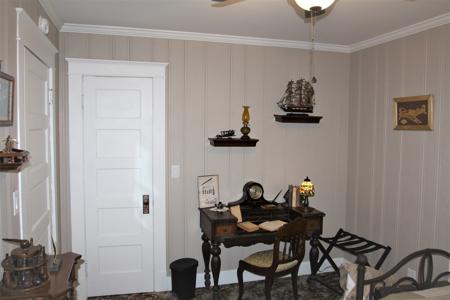 VRBO or Beautiful Historical Residential Home in Resort Area - image 23