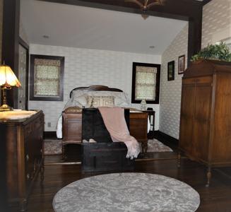 VRBO or Beautiful Historical Residential Home in Resort Area - image 18