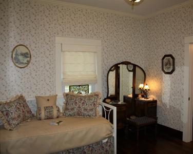 VRBO or Beautiful Historical Residential Home in Resort Area - image 21