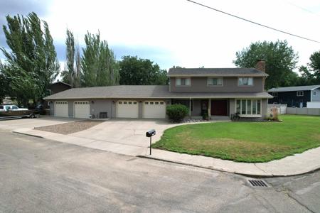 6 bedroom 3/ 1/2 bath house with attached 4 stall garage - image 1