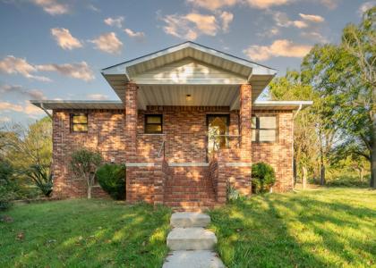 House in Town in Alton Missouri - image 2