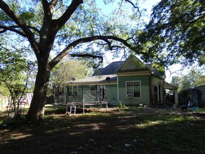 Early Victorian, American Farmhouse For Sale Blossom TX - image 2