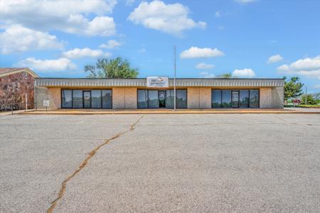 4,600 SqFt Multi-Tenant Office Building | Clinton, Oklahoma - image 21