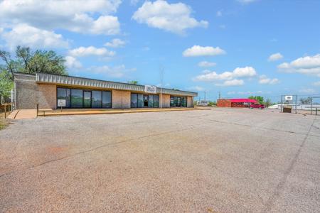 4,600 SqFt Multi-Tenant Office Building | Clinton, Oklahoma - image 23